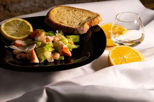Komposisi Piring Hitam Dengan Udang Dan Salad Surimi Pada Latar — Stok Foto