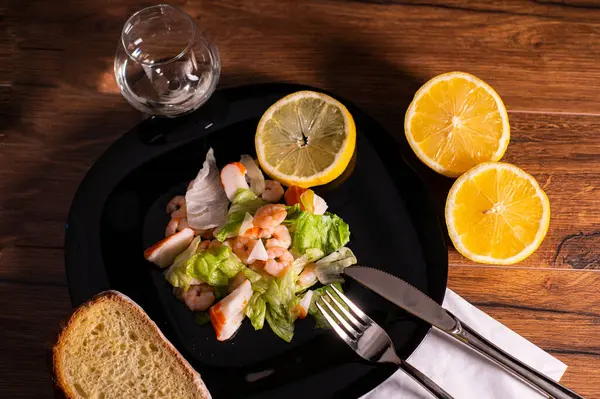 Komposisi Salad Seafood Dengan Udang Dan Surimi Dengan Sendok Garpu — Stok Foto