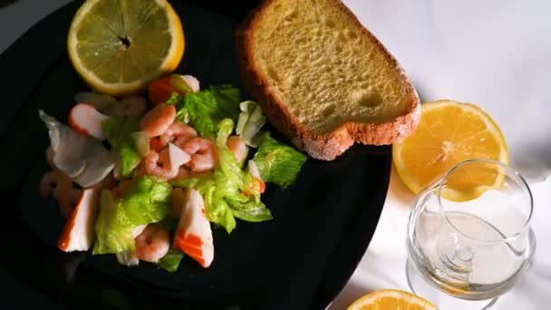 Composição de salada de peixe em chapa preta — Vídeo de Stock