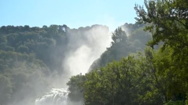 Yazın Umbria 'da Marmore Şelalesi