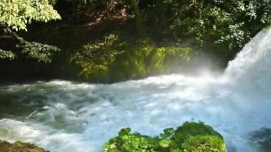 Yazın Umbria 'da Marmore Şelalesi