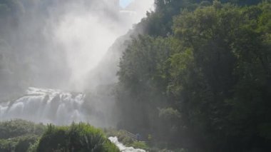 Yazın Umbria 'da Marmore Şelalesi