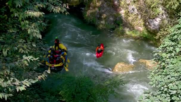 Rafting at the marmore waterfall in the stream that forms afterwards — Stock Video