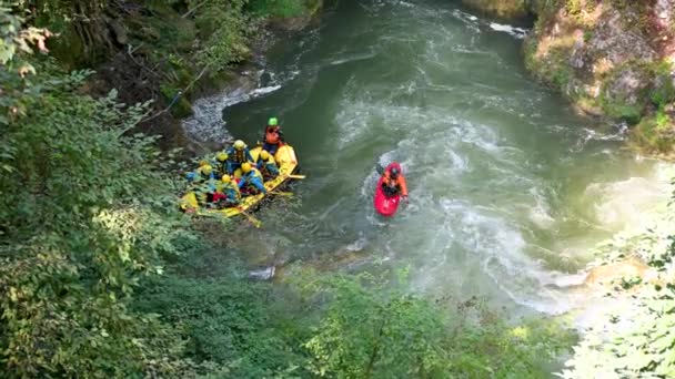 Rafting at the marmore waterfall in the stream that forms afterwards — Stock Video