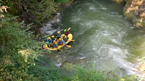 Rafting à la cascade de marmore dans le ruisseau qui se forme par la suite — Video