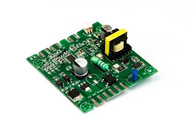 Beyaz bir yüzey üzerinde kahve öğütücüsünün elektronik tahtası.