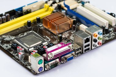 beyaz bir yüzeye parçalanmış bir bilgisayarın elektronik ana kartı