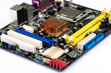 beyaz bir yüzeye parçalanmış bir bilgisayarın elektronik ana kartı