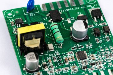 Beyaz bir yüzey üzerinde kahve öğütücüsünün elektronik tahtası.