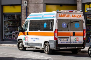 Terni, İtalya 13 Eylül 2021: Ambulans kurtarma ekiplerini beklerken şehirde durdu.
