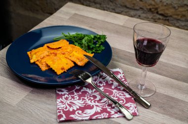 Mantı, maydanoz, cam ve çatal bıçak seti.