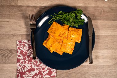 Mantı, maydanoz, cam ve çatal bıçak seti.