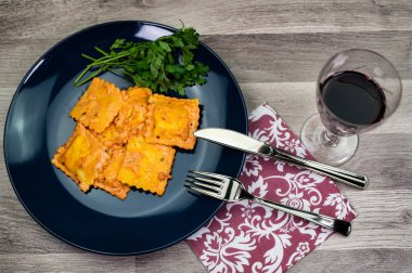 balık makarnalı bir restoranda sofrayı kur.