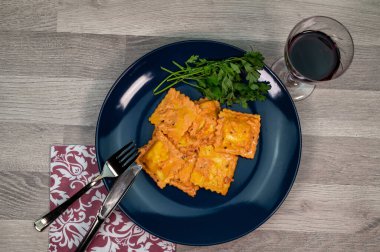 Mantı, maydanoz, cam ve çatal bıçak seti.