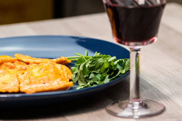 Copa Vino Tinto Frente Plato Ravioles Con Pescado — Foto de Stock