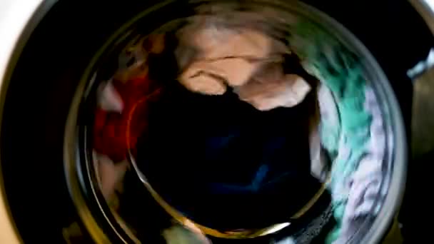Прання барабана, який повертається під час прання одягу — стокове відео