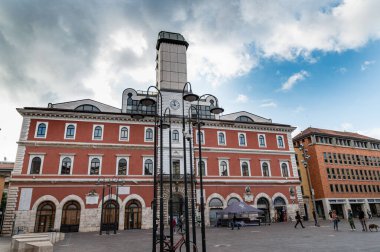 Terni, İtalya 18 Eylül 2021: Avrupa meydanındaki Terni belediye kütüphanesi binası