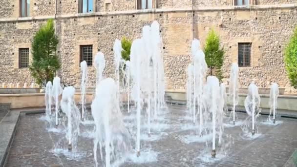 Замедленное движение струй воды из фонтана — стоковое видео