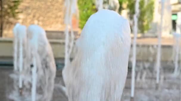 Slow motion van waterstralen van een fonatana — Stockvideo