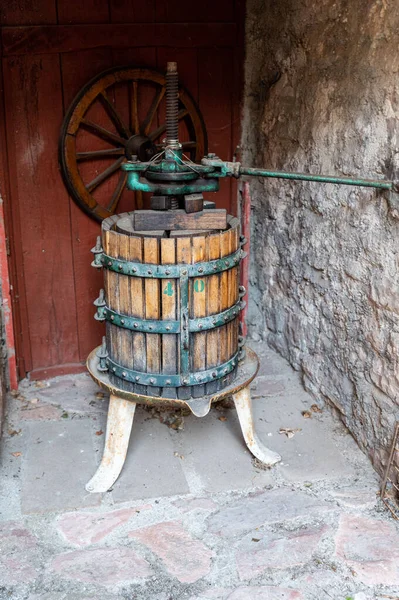 ワインの生産のためのブドウを粉砕する古代のプレス — ストック写真
