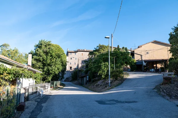 マチェリーノの村の建物と広場と路地の間の素朴な路地 — ストック写真