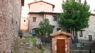 macerino ve onun karakteristik taş evleriyle dolu sokakları