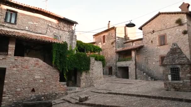 Macerino και τα σοκάκια του με χαρακτηριστικά πέτρινα σπίτια — Αρχείο Βίντεο