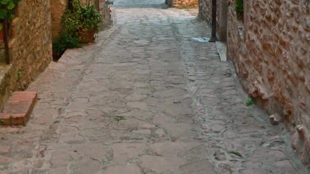 Мацерино та його алеї з характерними кам'яними будинками — стокове відео