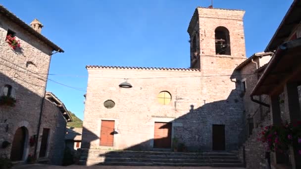 Мацерино і його церква в місті — стокове відео