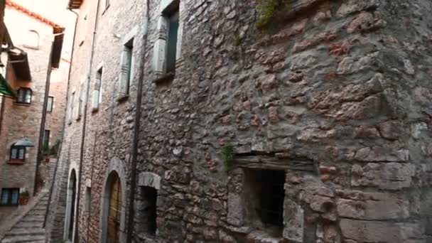 Macerino и его аллеи с характерными каменными домами — стоковое видео