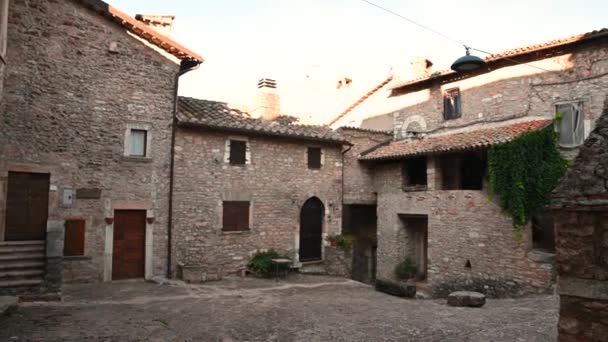 Macerino en zijn steegjes met karakteristieke stenen huizen — Stockvideo