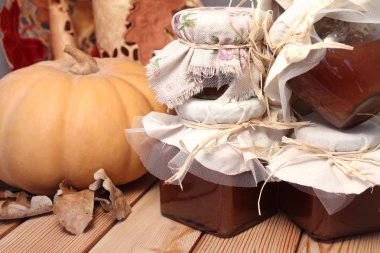 sonbahar tablosu, kabak ve reçel kavanozlara ahşap yüzeye