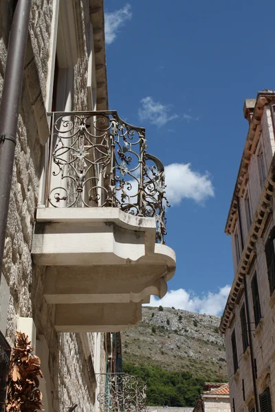 Detail van een paleis in dubrovnik, Kroatië, Europa (Kroatië) en zijn mooie ijzer terras — Stockfoto