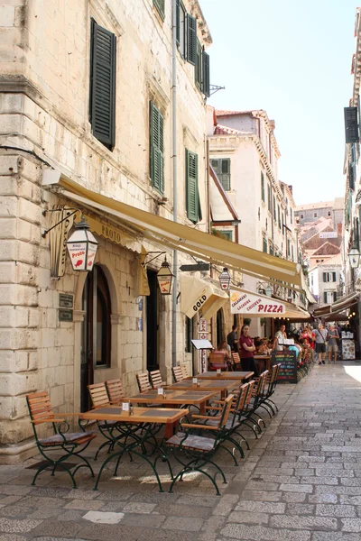 Restaurant tables in Dubrovnik (Croatia) — Stock Photo, Image