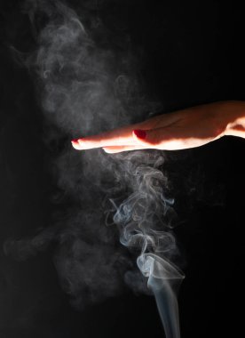 dumanı siyah arkaplanda