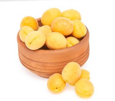 Beyaz arka planda taze sarı kayısılar