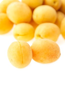 Beyaz arka planda taze sarı kayısılar