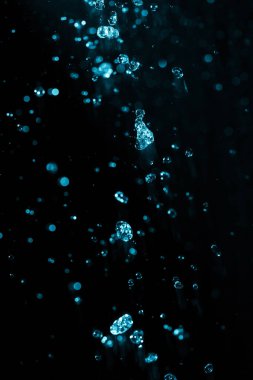 Siyah arka planda püskürtülmüş su jeti