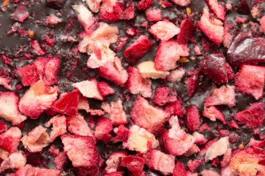 Beyaz arka planda kırmızı böğürtlenli koyu çikolata