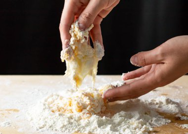 Şef eller hamur yoğurur