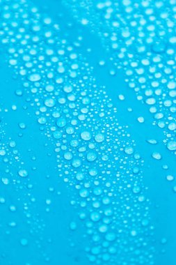 Mavi arkaplanda temiz su damlaları