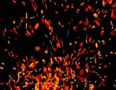 Siyah arkaplanda kıvılcımlar saçan bir ateş alevi