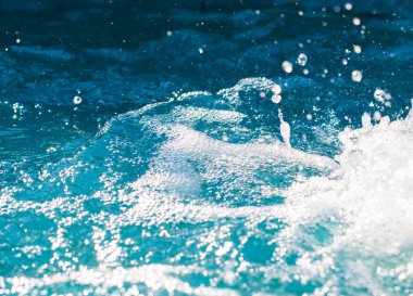 Fıskiyeye su sıçratmak arka planda kalır.