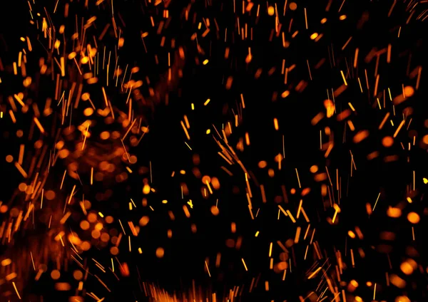 Siyah arkaplanda kıvılcımlar saçan bir ateş alevi