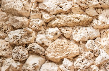 Arkaplan olarak taş duvar