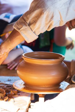 Arka plan olarak kil çömlek yapımı