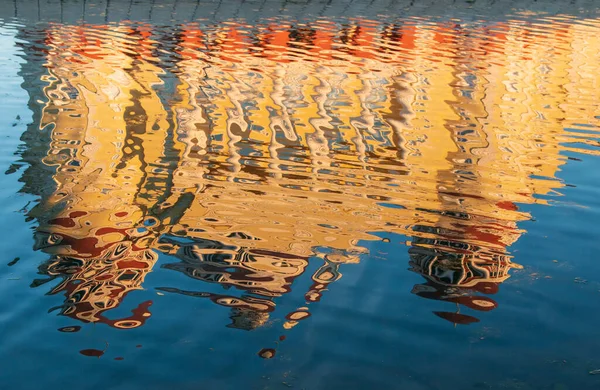 Reflexion Wasser Aufbauen — Stockfoto