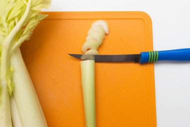 Beyaz arkaplanda taze kereviz