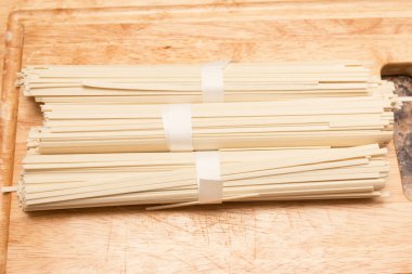 Tahta arka planda erişteler