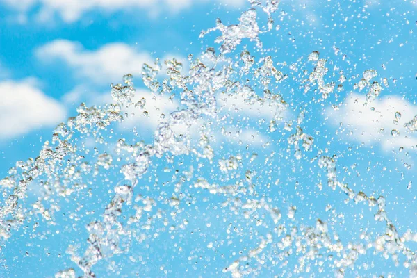 Salpicando Água Contra Céu — Fotografia de Stock